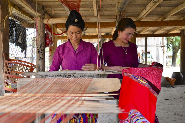 Người Lào ở xã Mường Luân, huyện Điện Biên Đông gìn giữ và phát huy nghề dệt thổ cẩm truyền thống. Ảnh: Xuân Tư