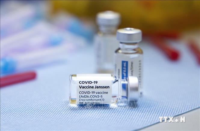 Vaccine phòng COVID-19 của hãng Johnson & Johnson. Ảnh: AFP/ TTXVN