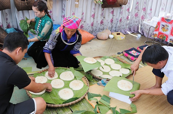Đồng bào dân tộc Mông ở xã Tà Hừa, huyện Than Uyên (Lai Châu) làm bánh giầy vào dịp Tết Độc Lập. Ảnh: Quý Trung