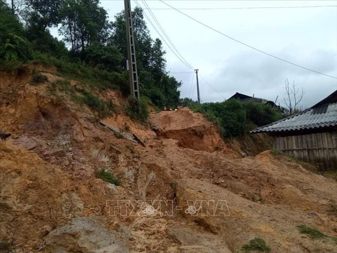 Hoàn lưu bão số 8 và mưa lớn làm ảnh hưởng tới 64 ngôi nhà ở các huyện Văn Yên, Trấn Yên, Văn Chấn, Trạm Tấu của tỉnh Yên Bái. Ảnh: TTXVN phát