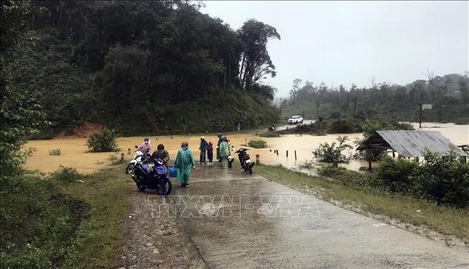 Nước dâng cao tại Tỉnh Lộ 676 (huyện Kon Plông, tỉnh Kon Tum) làm ách tắc giao thông. Ảnh: TTXVN phát