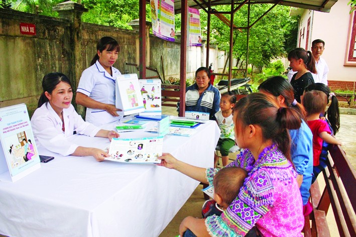 Cán bộ y tế huyện Bắc Hà (Lào Cai) tuyên truyền, hướng dẫn đồng bào dân tộc thực hiện kế hoạch hóa gia đình, không tảo hôn và hôn nhân cận huyết thống. Ảnh: Trọng Bảo