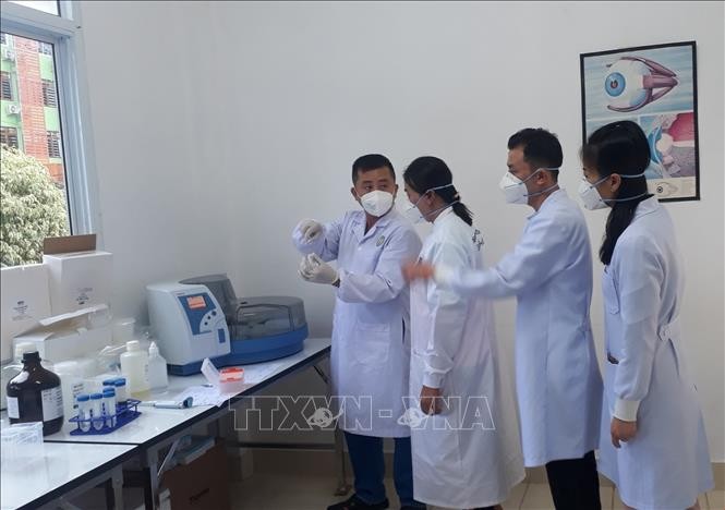 Cán bộ y tế đoàn Quảng Bình và tỉnh Khăm Muộn trao đổi, chia sẻ kinh nghiệm, hỗ trợ công tác phòng, chống dịch. Ảnh: TTXVN phát
