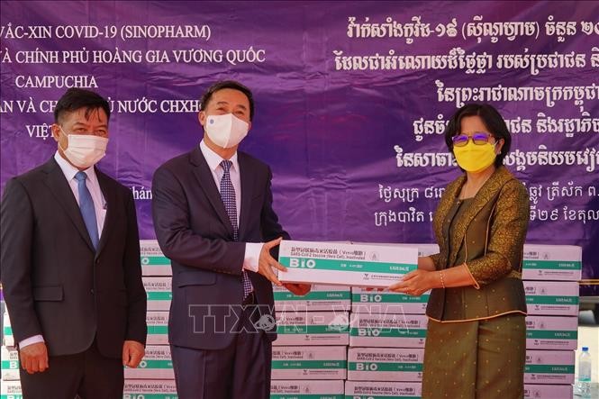 Quốc vụ khanh Bộ Y tế Campuchia Or Vandine bàn giao 200.000 liều vaccine là quà tặng của Chính phủ Vương quốc Campuchia dành cho Chính phủ và nhân dân Việt Nam. Ảnh: Trần Long - PV TTXVN tại Campuchia