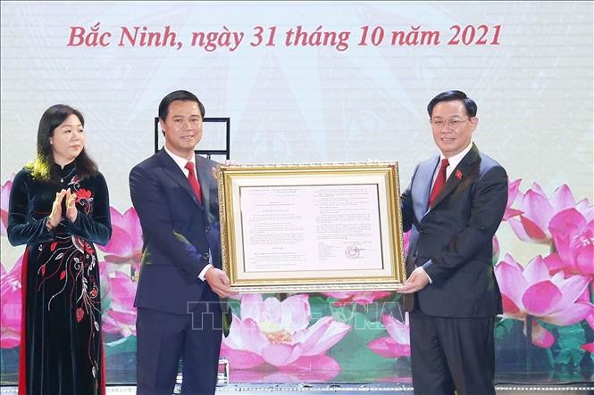 Chủ tịch Quốc hội Vương Đình Huệ trao Nghị quyết thành lập thành phố Từ Sơn thuộc tỉnh Bắc Ninh cho lãnh đạo thành phố. Ảnh: Doãn Tấn – TTXVN