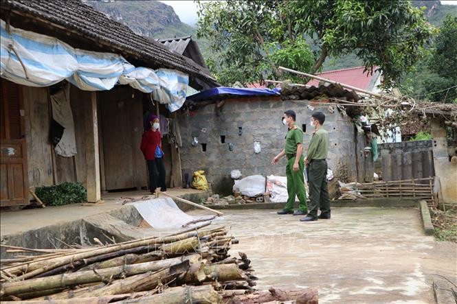 Lực lượng chức năng đến từng nhà truy vết tại xã Bản Giang, huyện Tam Đường (Lai Châu). Ảnh: Việt Hoàng - TTXVN