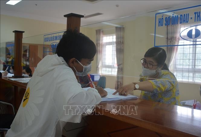 Người lao động đến Bảo hiểm xã hội tỉnh Đắk Lắk hỏi thủ tục và quy trình nhận hỗ trợ từ Nghị quyết 116. Ảnh: Hoài Thu – TTXVN.