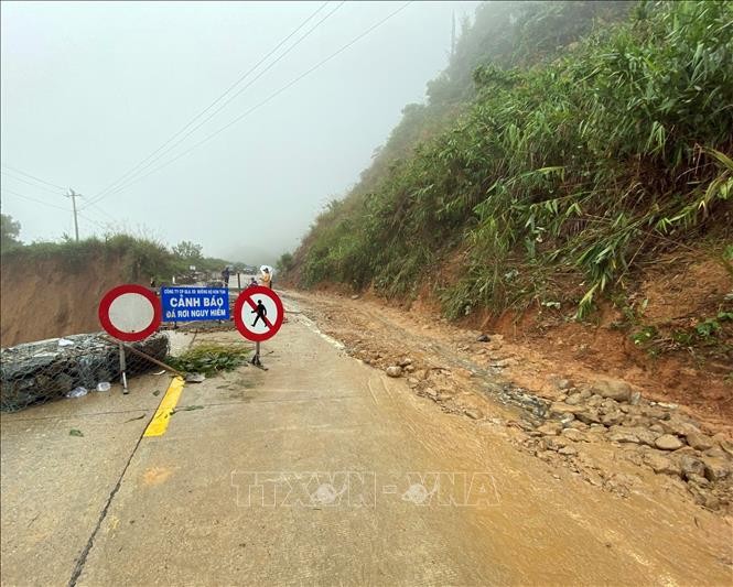 Lực lượng chức năng cắm biển cảnh báo tại vị trí sạt lở trên tuyến đường Trường Sơn Đông (đoạn qua xã Ngọc Tem, huyện Kon Plông, tỉnh Kon Tum). Ảnh: TTXVN phát