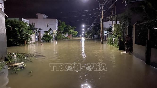 Nước sông Kôn dâng cao khiến một khu dân cư tại huyện Tuy Phước bị ngập sâu. Ảnh: Tường Quân - TTXVN
