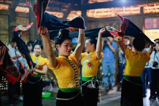 Điệu múa xòe truyền thống của người Thái. Ảnh: Trọng Đạt-TTXVN