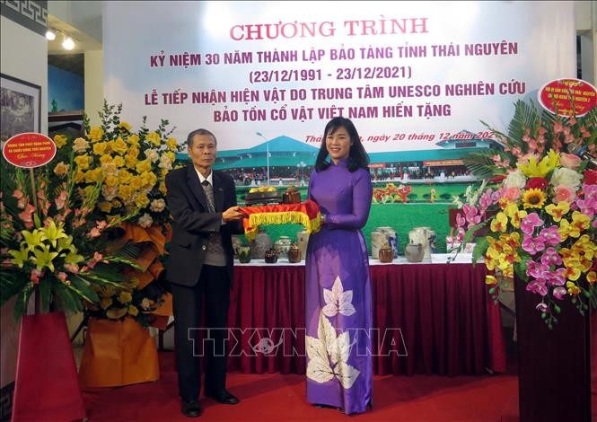 Đại diện Trung tâm UNESCO nghiên cứu bảo tồn cổ vật Việt Nam trao tặng cổ vật cho Bảo tàng tỉnh Thái Nguyên. Ảnh: Trần Trang-TTXVN
