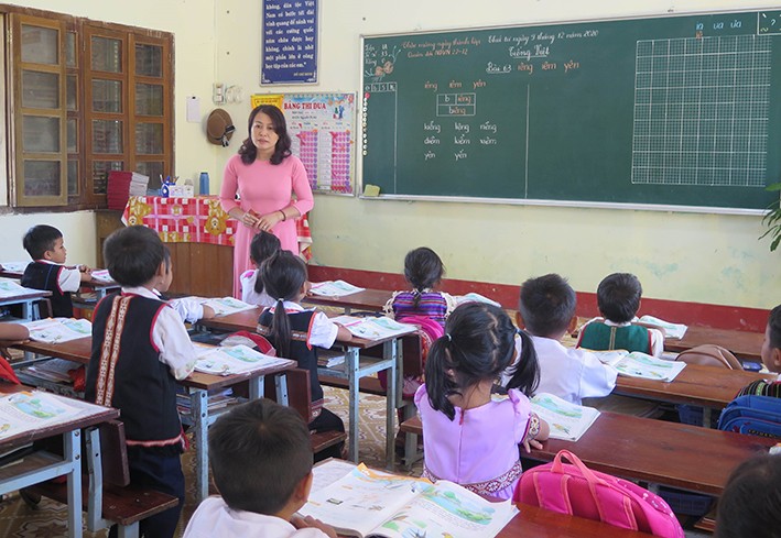 Dạy tiếng Việt cho học sinh lớp 1 tại Trường tiểu học Đặng Trần Côn, thành phố Kon Tum (Kon Tum). Ảnh: Dư Toán