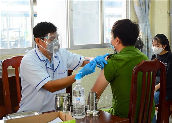 Tiêm liều vaccine nhắc lại cho đối tượng theo quy định tại Trung tâm Kiểm soát bệnh tật tỉnh Đồng Tháp. Ảnh: Nhựt An - TTXVN