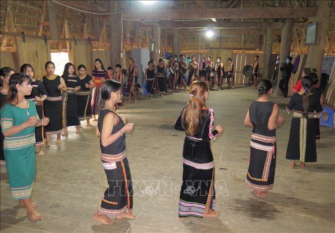Lớp học cồng chiêng, múa xoan của Làng du lịch cộng đồng Kon Pring, thị trấn Măng Đen, huyện Kon Plông đã dạy cho hơn 20 thanh, thiếu niên trong làng biết đánh cồng chiêng, múa xoan. Ảnh: Dư Toán – TTXVN