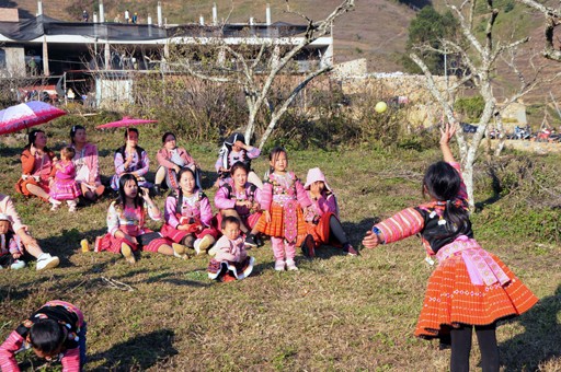 Trẻ em dân tộc Mông trên cao nguyên Mộc Châu chơi ném Pao trong ngày Tết. Ảnh: Quang Quyết