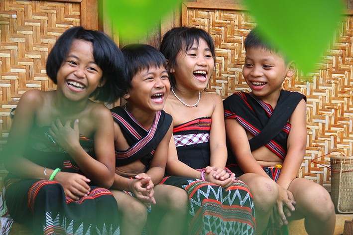 Trẻ em Cơ-tu trong trang phục truyền thống, cùng vui Tết chung cộng đồng. Ảnh: Khánh Nguyên