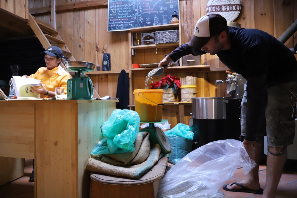 Khách du lịch trải nghiệm phương pháp rang, xay cà phê tại quán cà phê thương hiệu “K’ho Coffee”. Ảnh: An Thành Đạt