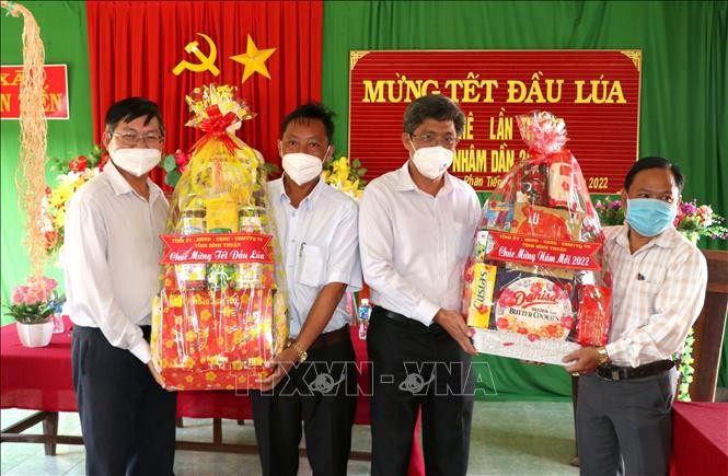 Phó Chủ tịch UBND Nguyễn Minh thăm hỏi, tặng quà cán bộ, chiến sỹ, nhân dân nhân dịp Tết đầu lúa tại xã Phan Tiến, huyện Bắc Bình. Ảnh: Hồng Hiếu- TTXVN