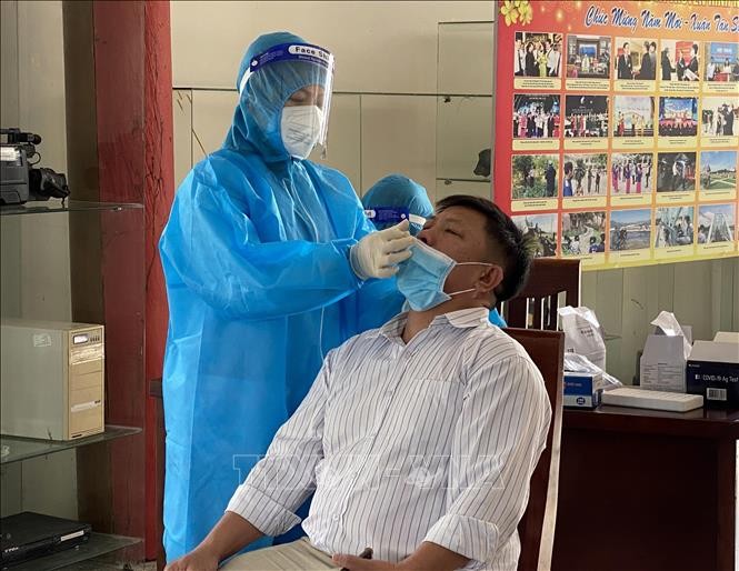 Ngành y tế tỉnh Ninh Thuận lấy mẫu xét nghiệm tầm soát dịch COVID-19 cho người dân tại thành phố Phan Rang-Tháp Chàm. Ảnh: Công Thử - TTXVN