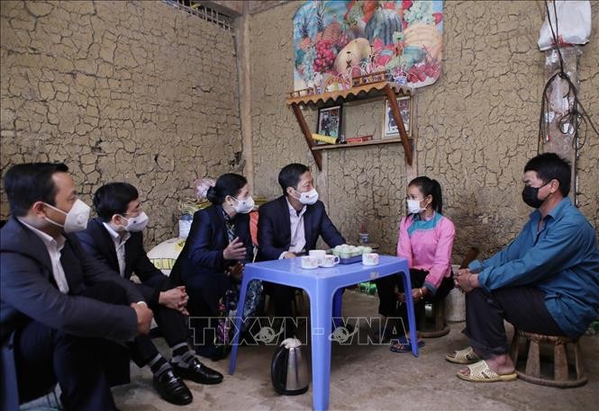 Ủy viên Bộ Chính trị, Trưởng Ban kinh tế Trung ương Trần Tuấn Anh thăm hỏi động viên, tặng quà cho gia đình hộ nghèo tại bản San Thàng, xã San, thàng thành phố Lai Châu. Ảnh: Quý Trung – TTXVN