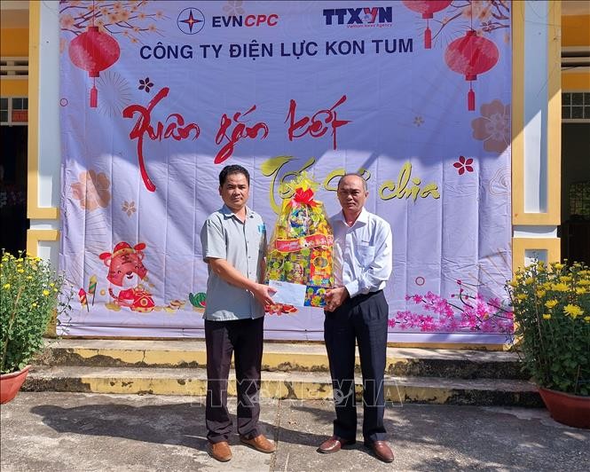Công ty Điện lực Kon Tum tặng quà và ủng hộ 3 triệu đồng cho xã Đăk Ring, huyện Kon Plông tổ chức chương trình bánh chưng xanh. Ảnh: Khoa Chương – TTXVN