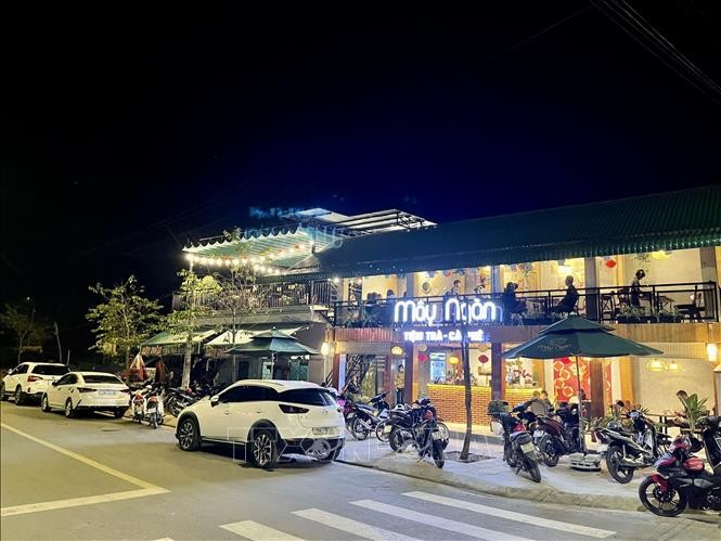 Một cửa hàng trà - cafe mới được khai trương dịp Tết Nguyên đán Nhâm Dần ở huyện miền núi Khánh Sơn, làm điểm dừng chân cho du khách gần xa khi đến với vùng cao du lịch. Ảnh: TTXVN phát