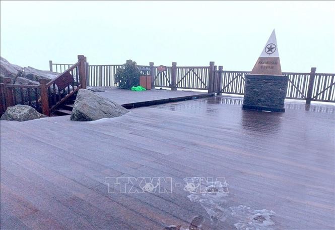 Băng tuyết xuất hiện trên đỉnh Fansipan sáng ngày 6/2. Ảnh: Quốc Khánh – TTXVN