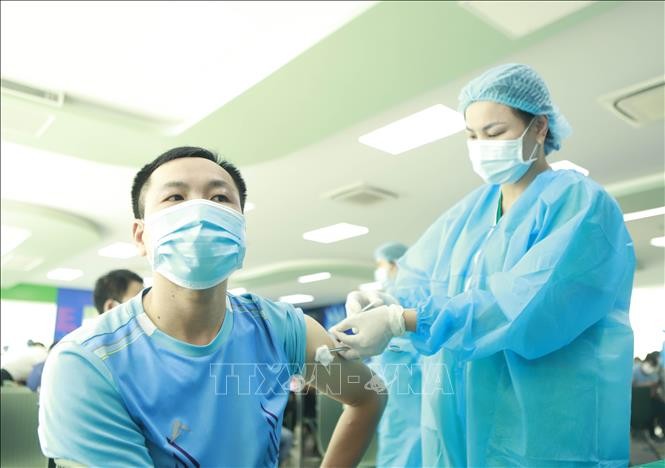 Tiêm vaccine phòng COVID-19 cho công nhân khu công nghiệp Bình Xuyên, huyện Bình Xuyên. Ảnh: Hoàng Hùng - TTXVN