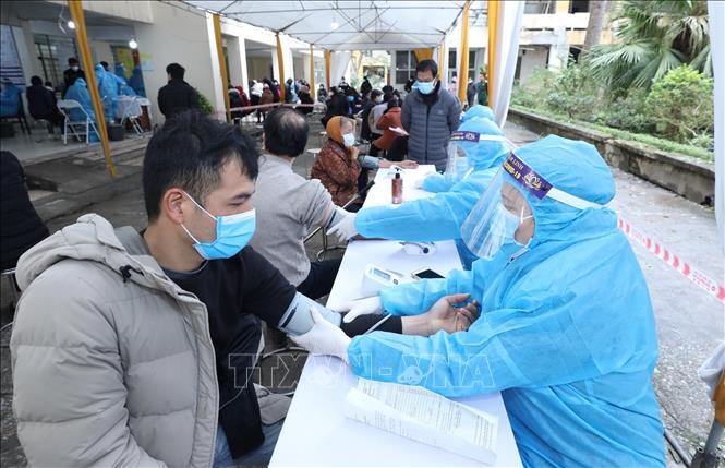 Khám sàng lọc trước khi tiêm vắc xin phòng COVID-19 tại Trung tâm Kiểm soát bệnh tật tỉnh Lạng Sơn. Ảnh: Anh Tuấn - TTXVN