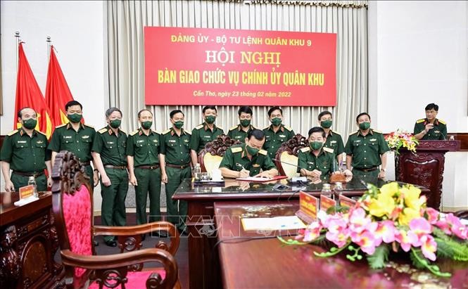 Ký biên bản bàn giao chức Chính ủy Quân khu 9 giữa Thiếu tướng Nguyễn Văn Gấu và Thiếu tướng Hồ Văn Thái. Ảnh: TTXVN phát