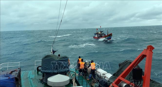 Các chiến sỹ cảnh sát biển Vùng 2 cứu vớt thuyền viên gặp nạn trên biển. Ảnh: TTXVN phát