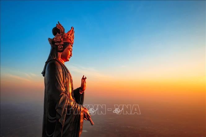 Tượng Phật Bà Tây Bổ Đà Sơn đứng sừng sững trên đỉnh núi Bà Đen. Ảnh: Thanh Tân – TTXVN