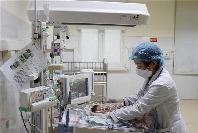Chăm sóc trẻ sinh non tại Bệnh viện A Thái Nguyên. Ảnh: Hoàng Nguyên – TTXVN