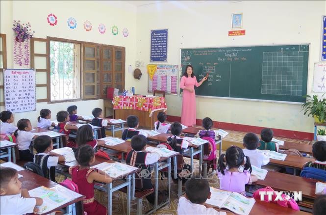 Lớp học tiếng Việt của học sinh lớp một, trường Tiểu học Đặng Trần Côn, tỉnh Kon Tum. Ảnh: Dư Toán – TTXVN