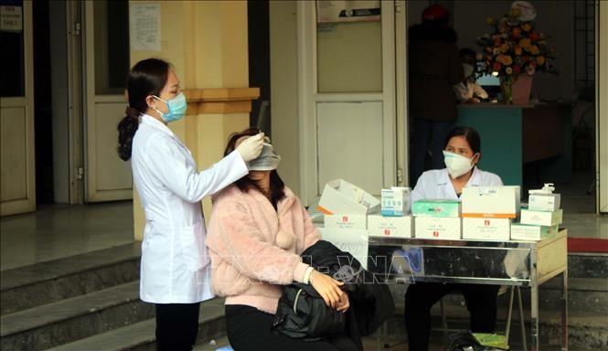 Nhân viên trạm y tế phường Trường Thi, thành phố Thanh Hóa lấy mẫu xét nghiệm cho người dân. Ảnh: Nguyễn Nam-TTXVN