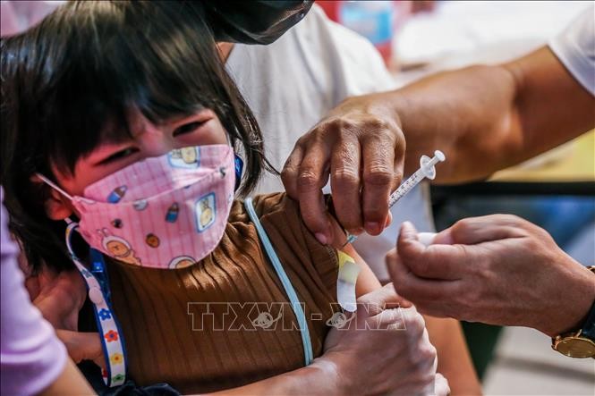 Nhân viên y tế tiêm vaccine ngừa COVID-19 cho trẻ em tại Quezon, Philippines, ngày 7/2/2022. Ảnh: THX/TTXVN