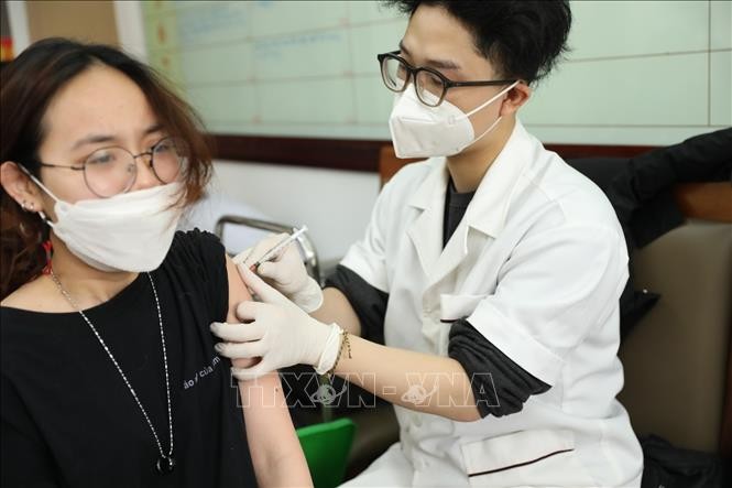 Nhân viên y tế tiêm vaccine phòng COVID-19 cho người dân phường Lê Đại Hành (quận Hai Bà Trưng). Ảnh: Minh Quyết - TTXVN