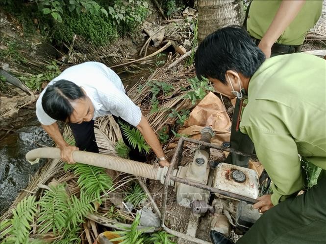Lực lượng kiểm lâm An Giang kiểm tra dụng cụ phòng cháy, chữa cháy cháy rừng ở khu vực miền núi huyện Tịnh Biên. Ảnh: Thanh Sang- TTXVN