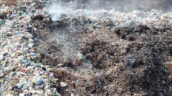 Người dân bon Đắk B’lao, thị trấn Kiến Đức (Đắk R’lấp) phải sống cùng mùi khói từ việc đốt rác gây ảnh hưởng đến sức khỏe. Ảnh: TTXVN phát