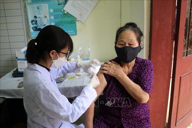 Nhân viên Trạm y tế phường Lam Sơn, thành phố Thanh Hóa tiêm vắc xin phòng dịch COVD-19 cho người dân. Ảnh: Nguyễn Nam-TTXVN