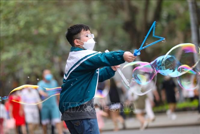 Trẻ em vui chơi trên phố đi bộ hồ Hoàn Kiếm. Ảnh: Thanh Tùng - TTXVN