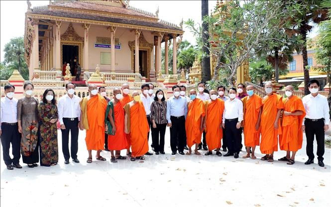 Phó Thủ tướng Phạm Bình Minh chụp hình lưu niệm với các đại biểu và sư sãi tỉnh Sóc Trăng tại chùa Kh'leang, thành phố Sóc Trăng. Ảnh: Trung Hiếu-TTXVN