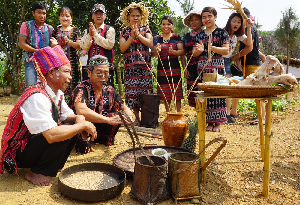 Trưởng làng và thầy cúng thực hiện nghi lễ đánh thức hạt giống. Ảnh: Hoàng Hải