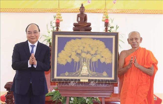 Chủ tịch nước Nguyễn Xuân Phúc tặng quà lưu niệm cho Học viện Phật giáo Nam tông Khmer. Ảnh: Thống Nhất – TTXVN