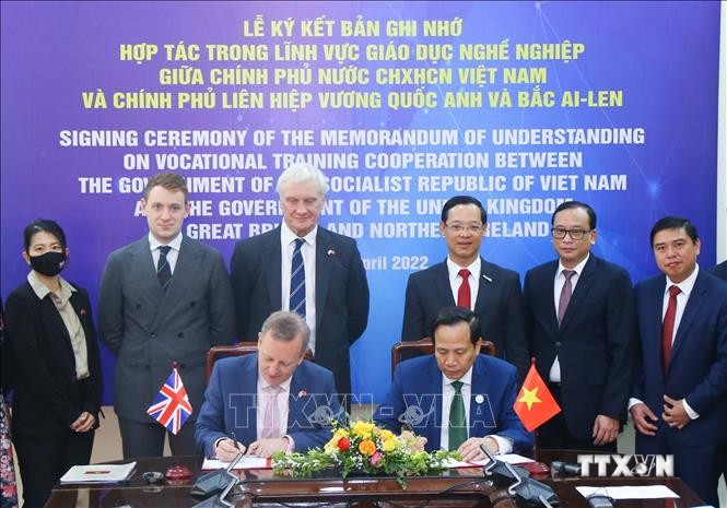 Bộ trưởng Bộ LĐTB và XH Đào Ngọc Dung thay mặt Chính phủ Việt Nam và Đại sứ Vương quốc Anh và Bắc Ireland tại Việt Nam Gareth Ward ký kết Bản ghi nhớ về hợp tác trong lĩnh vực giáo dục nghề nghiệp. Ảnh: Hoàng Hiếu - TTXVN