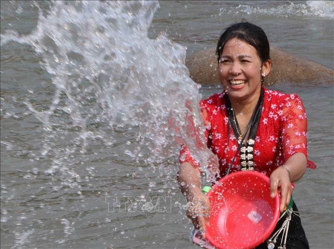 Vẻ đẹp của phụ nữa Thái tại Lễ hội té nước. Ảnh: Nguyễn Oanh-TTXVN