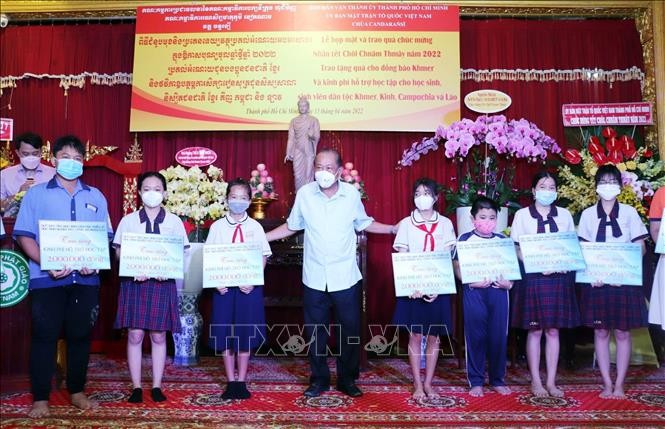 Tại chùa Candanransi (Quận 3), ông Trương Hòa Bình, nguyên Ủy viên Bộ Chính trị, nguyên Phó Thủ tướng Thường trực Chính phủ, Chủ tịch Danh dự Quỹ bảo trợ học sinh dân tộc thiểu số và học sinh nghèo Báo Công an nhân dân trao học bổng hỗ trợ học sinh, sinh 