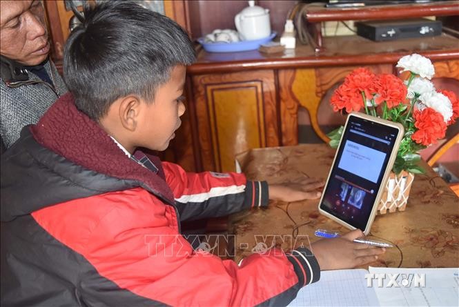 “Sóng và máy tính cho em” tiếp bước học sinh nghèo Đắk Nông. Ảnh:  Nguyên Dung – TTXVN