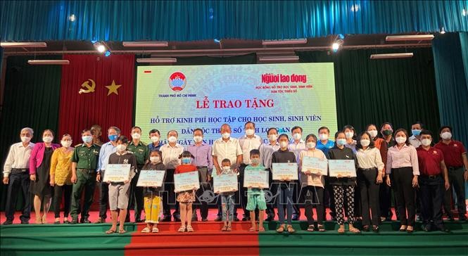 Học sinh, sinh viên con em dân tộc thiểu số trên địa bàn tỉnh Long An được nhận học bổng nhân ngày Văn hóa các dân tộc Việt Nam 19/4. Ảnh: Đức Hạnh – TTXVN