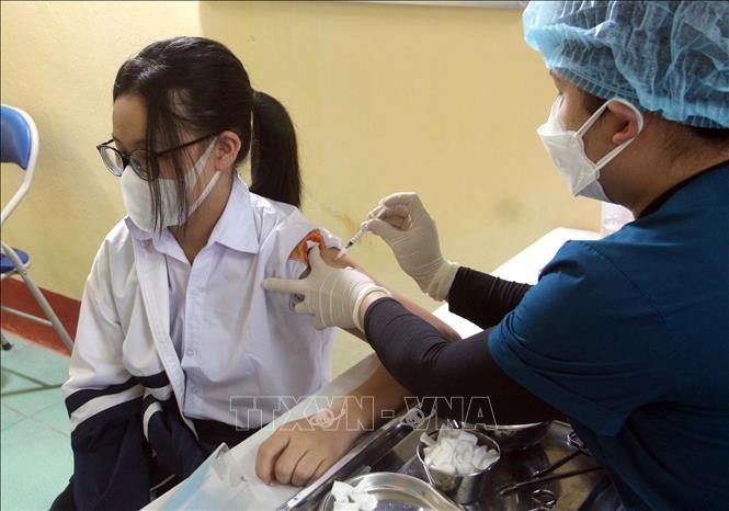 Tiêm vaccine phòng COVID-19 cho học sinh Trung học cơ sở Phan Thiết, thành phố Tuyên Quang. Ảnh: Quang Cường – TTXVN.